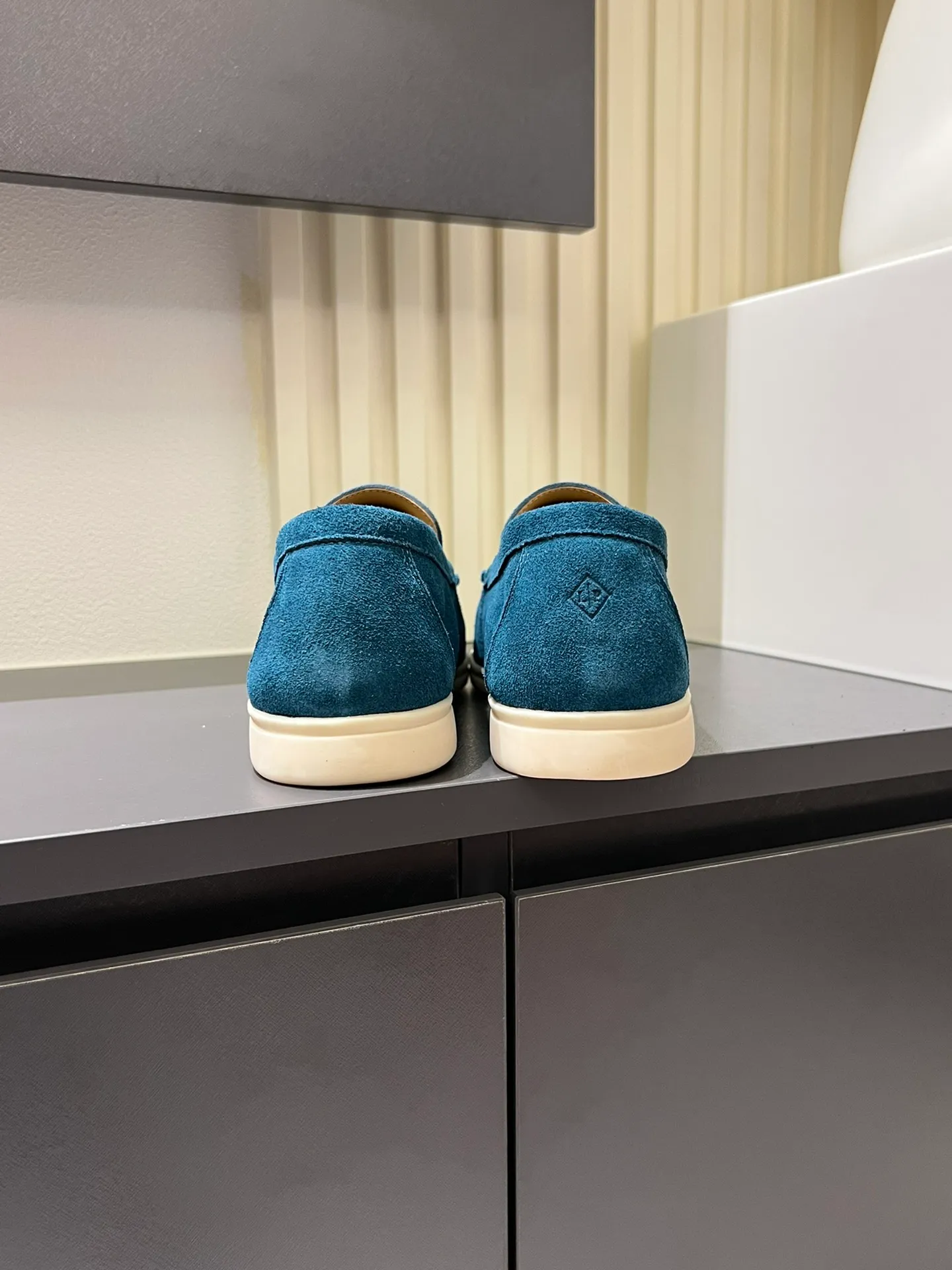Men's shoes 💰p360 "Loro men's shoes 💰pian'*" Classic L men's shoes for couples 💰p Top version British flat loafers, a must-have item in old money style, the minimalist design is eye-catching and durable, a plus point for dressing The soft foot feel and texture are outstanding. They don’t scratch your feet and are very nice. They are matched with soft and waxy soles. They can be worn daily for a long time without getting tired. They are easy to wear, versatile and classic items, with perfect foot feel and texture! Imported cashmere fabric, the lining is made of imported A-grade water-dyed cow lining, the top version of the genuine leather midsole is sewn with pure handmade mark thread! Size: Female 35-40 (34. Customized) Male 38-44 (45.46. Customized)